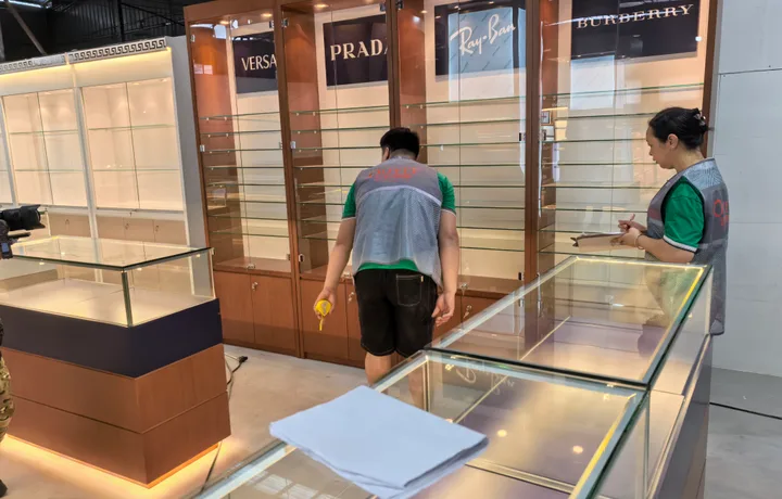Final inspection of glass display cabinet details