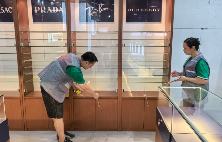 Quality inspection process for custom store fixtures