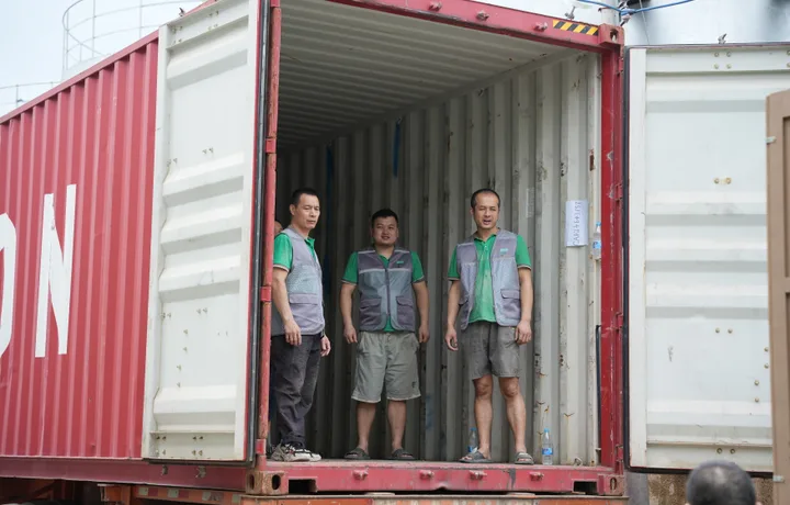 Shipping readiness check before container loading